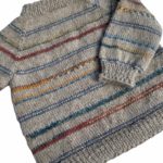 Børn Sweater Håndstrikket Supersoft Mørk Sand Med Strib 2