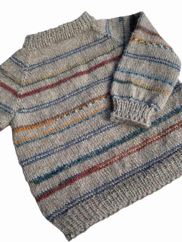 Børn Sweater Håndstrikket Supersoft Mørk Sand Med Strib 2
